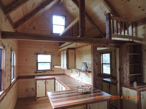 Tiny House 200 Sq Ft, Amish Cabins, Small Interiors, Micro Homes, Getaway Cabin, Cottage Tiny House, Starter House, Small Porch, Log Cabin Interior