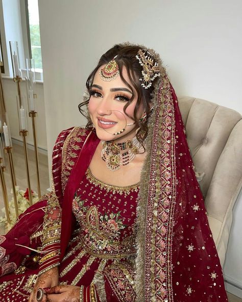 Makeup Looks Pakistani, Wedding Ruins, Bridal Wear Pakistani, Desi Bridal Makeup, Pakistani Makeup Looks, Pakistani Makeup, Pakistani Bridal Hairstyles, Beautiful Bridal Makeup, Wedding Makeover