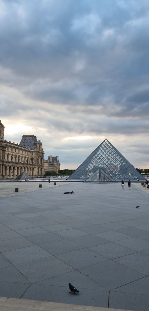 Being at the Louvre museum in Paris France fake snap Paris Snap, Fake Streaks, France Louvre, Fake History, Bmw Key, Paris Flowers, Museum In Paris, Fake Insta, The Louvre Museum