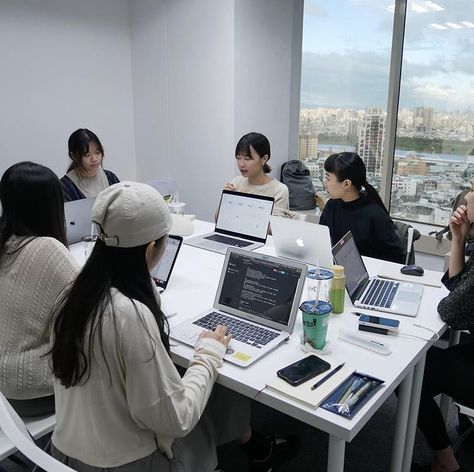 Tech Job Aesthetic Women, Korean Office Aesthetic, Business Vibes Aesthetic, Public Relations Aesthetic Office, Coworker Aesthetic, Meetings Aesthetic, Group Study Aesthetic, Office Worker Aesthetic, Teamwork Aesthetic