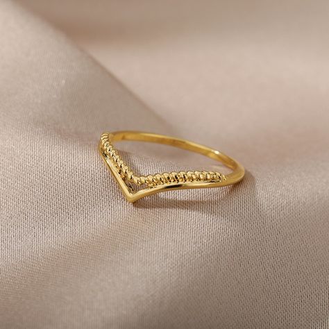 Wedding Ring Aesthetic, Latest Gold Ring Designs, Gold Jewelry Prom, Boho Wedding Ring, Ring Aesthetic, Couple Ring Design, Ring Finger Tattoos, Gold Finger Rings, New Gold Jewellery Designs