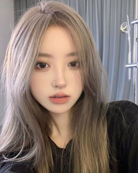 Ulzzang Girl🍒 on Instagram: “Weibo: kkyuuu 💜” Grey Hair Korean, Silver Hair Short, Blonde Asian Hair, Grey Brown Hair, Korean Long Hair, Ulzzang Hair, Medium Long Haircuts, Korean Hair Color, Colourful Hair