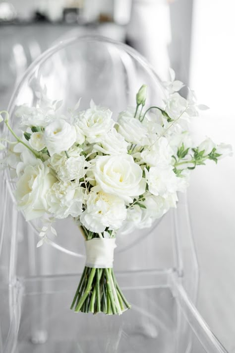 Classy White Wedding Bouquet, Front Veil Wedding, Modern Classic Wedding Bouquet, White Garden Style Bridal Bouquet, White Wedding Flowers 2023, White Elegant Bouquet, White Bridal Party Bouquets, Wedding Bouquets All White, White Christmas Bouquet