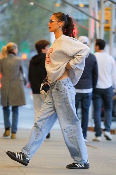 Bella Hadid Off Duty, Adidas Samba Outfit, Samba Outfit, Bella Hadid Outfits, Bella Hadid Style, Everyday People, Hadid Style, Current Fashion Trends, 가을 패션