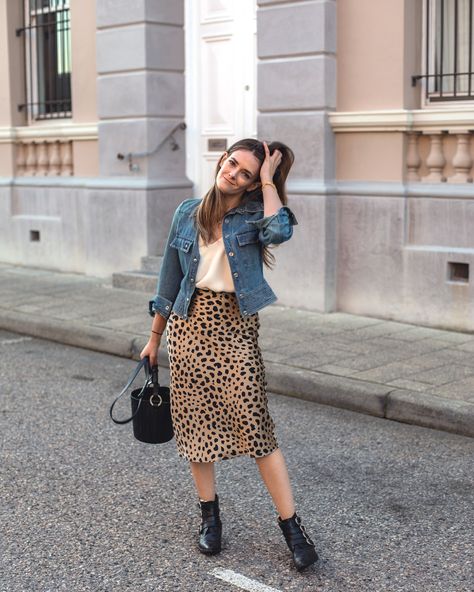 Naomi wild things leopard print silk slip skirt by Realisation Par size guide and outfit idea Inspiring Wit fashion blogger Jenelle Witty Silk Slip Skirt, Leopard Print Outfits, Leopard Print Skirt, Animal Print Skirt, Leopard Skirt, Slip Skirts, Skirts Midi High Waisted, Skirt, Printed Skirts