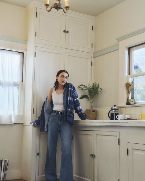 emma chamberlain for levi's Emma Chainberlin Outfits, Emma Chamberlain Levis, Emma Chamberlain Jeans, Emma Chamberlain Street Style, Emma Chamberlain Fashion, Emma Chamberlain Style, Emma Chamberlain Outfit, Emma Chamberlain Outfits, Wardrobe Revamp