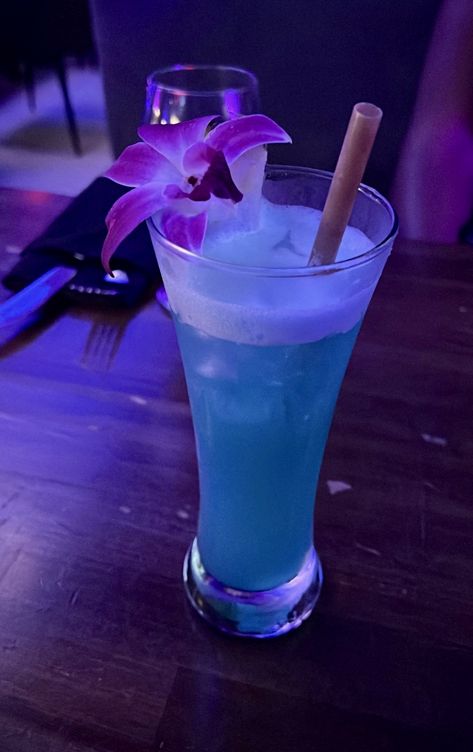 Blue Hawaii Drink, 21st Birthday Drinks, Food Wallpapers, Birthday Drinks, Story Insta, Blue Food, Blue Hawaii, Food Wallpaper, Alcohol Drinks