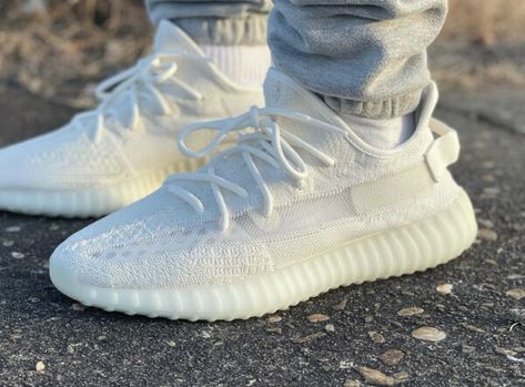 Yeezy 350 Bone, Plain White Shoes, Casual Shorts Outfit, Plain White Sneakers, Yeezy 350 Boost, Yeezy Fashion, Yeezy 350 V2, 350 Boost, Adidas Yeezy 350