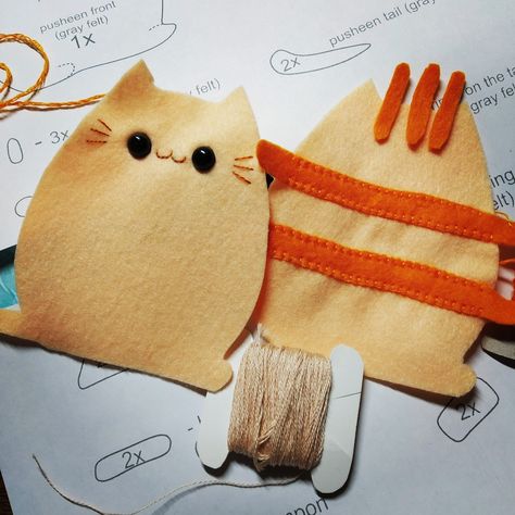 Felt Cat Template, Cat Felt Ornament Pattern, Felt Cats Diy, Felt Cat Pattern, Felt Cat Toys, Easter Felt, Cat Felt, Felt Toys Patterns, Cat Christmas Ornaments