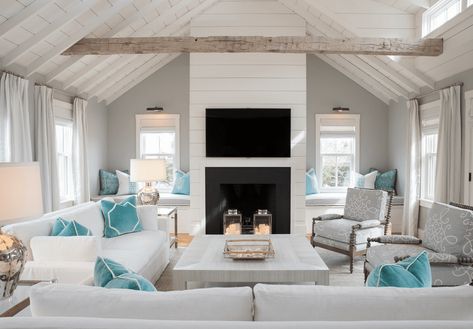 beach house using gray - Trendir Beach Inspired Living Room, Salons Cottage, Beachy Living Room, Boston Living Room, Modern Beach House Decor, Beach Style Living Room, Modern Beach Decor, Beach Theme Living Room, Coastal Decorating Living Room