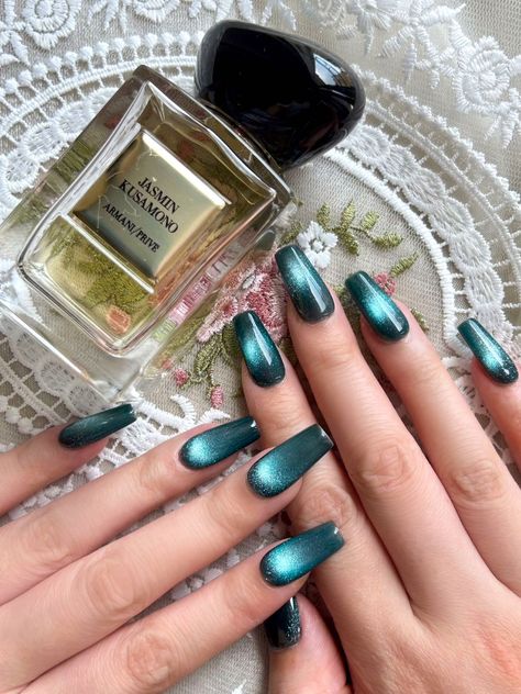 Emerald cat eye nail #Nail #Nailart Navy Cat Eye Nails, Teal Cat Eye Nails, Cat Eye Nail, Emerald Nails, Long Natural Nails, Cat Eye Nails Polish, Eye Nails, Blue Nail Art, Hand Photo