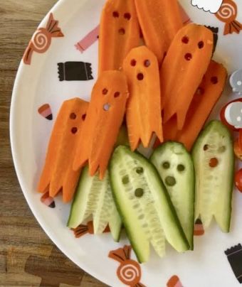 Veggie Plate, Easy Halloween Snacks, Halloween Buffet, Halloween Lunch, Halloween Food Appetizers, Thanksgiving Menu Ideas, Decorações Com Comidas, Halloween Party Snacks, Halloween Fest