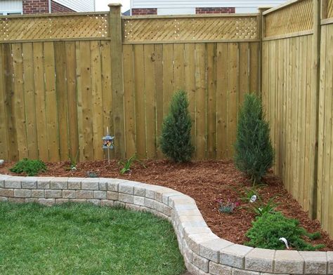 Privacy fence landscaping idea Corner Flower Bed, Privacy Fence Landscaping, Landscaping Along Fence, Easy Backyard, Fence Landscaping, Have Inspiration, Backyard Fences, Garden Edging, Dream Backyard