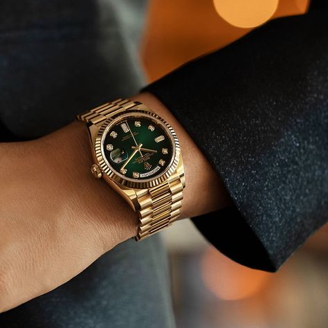 Inspiration for the season. The Rolex Day-Date 36 in yellow gold, 36 mm case, green ombré dial set with diamonds, President bracelet. Used Rolex, Rolex Watches Women, Inexpensive Jewelry, Rolex Women, Gold Rolex, Gold Watch Men, Rolex Watch, Watches Unique, Kansas City Mo