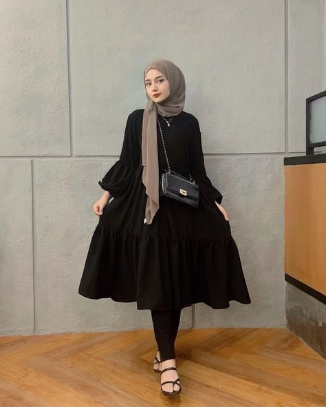 Lebaran Outfit, Ootd Lebaran, Full Black Outfit, Modest Fashion Muslim, Dress Lebaran, Hardest Goodbye, Black Dress Style, Estilo Hijab, Outfit Korean Style