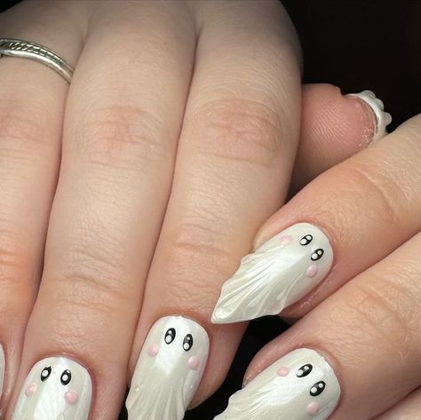 𝐉𝐚𝐬𝐦𝐢𝐧𝐞 on Instagram: "GHOSTIES 👻🥹🤍 recreated this design from @nailartbyjen 💥 
.
.
.
.
#halloweennails Halloween nails nail art #trendingnailart cute Halloween nails #cutehalloween #ghostnails ghost nails ghost nail art @glossgenius #glossgenius #hallowgenius 🎃" Cute Ghost Nail Art, Ghost Nail Art, Nails Ghost, Ghost Nail, Ghost Nails, Cute Halloween Nails, Halloween Nail Designs, Trendy Halloween, Cute Ghost