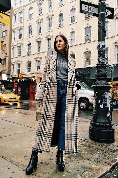 Photo via: @galagonzalez One of the most popular outwear picks this season is the long checked coat and we're taking notes on how to wear one with this extremely cool outfit inspiration from Gala Gonz Gala Gonzalez, Checked Coat, Blogger Outfits, Coat Outfit, Autumn Outfits, Coat Outfits, Moda Vintage, Mode Inspo, 가을 패션