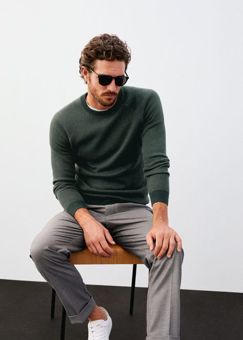 Olive Sweater Outfit, Green Sweater Outfit, Grey Chinos Men, Chinos Men Outfit, Sweater Outfits Men, Gray Trousers, Mens Business Casual Outfits, Pullovers Outfit, Pants Outfit Men