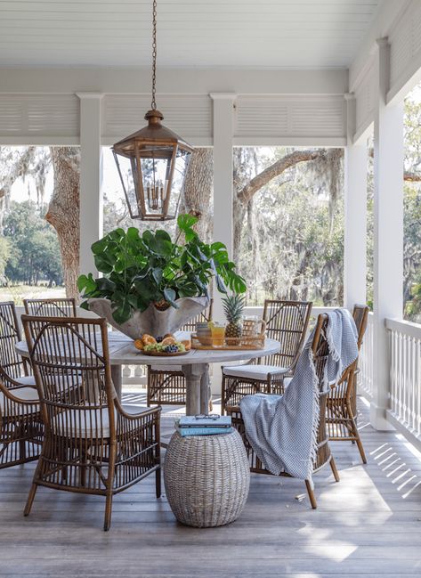 Country Interior, Southern Living Idea House, Low Country Homes, Southern Cottage, Built In Bunks, Southern Living Homes, House Blend, Living Room Ceiling, Amelia Island