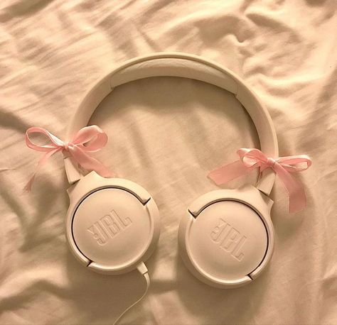 @asfritol on ig Headphone Decoration, Pink Headphones, Jbl Headphones, Cute Headphones, Sony Headphones, White Headphones, Headphone Accessories, Music Headphones, Dream Gift