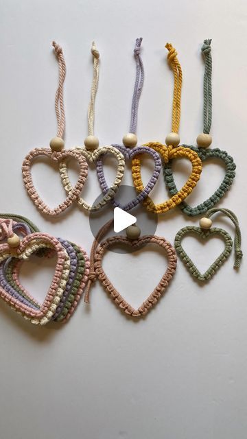 Macrame Kids Projects, Macrame Hearts Diy, Macrame Ideas Diy, Macrame Heart Tutorial, Macrame Heart Keychain, Keychain Diy Easy, Key Chains Diy, Macrame Gifts, Heart Macrame