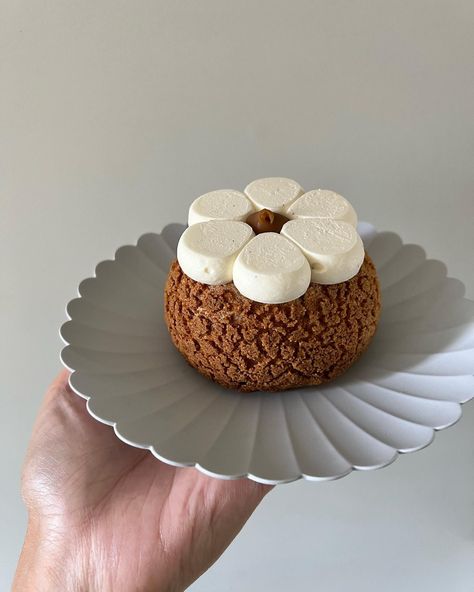 Christine | banana salted caramel sesame choux oat craquelin / banana creme diplomat / salted caramel / dulcey sesame feuilletine / vanilla chantilly… | Instagram Choux Craquelin, Choux Pastry, Baking Cake, Food Decoration, Something Sweet, Macaroons, Salted Caramel, Custard, Aesthetic Food