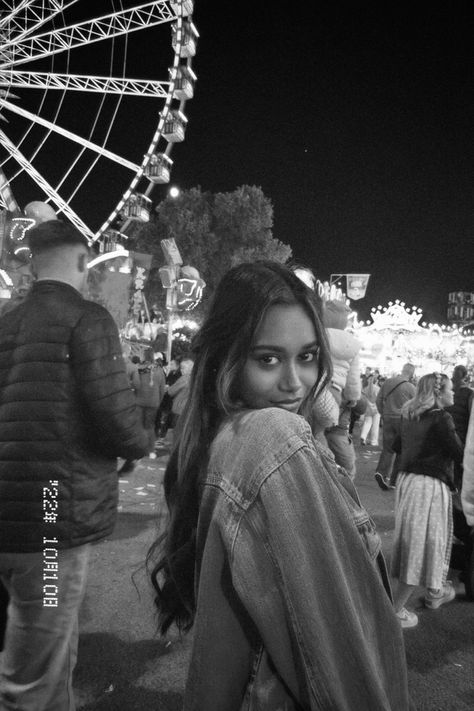 Black and white filter film retro vintage photoshoot ferris wheel amusement park carnival Theme Park Photography, Ferris Wheel Pictures Ideas, Park Asthetic Picture, Theme Park Pose Ideas, Instagram Fair Picture Ideas, Park Pictures Ideas, Fair Photoshoot Ideas, Amusement Park Pictures Ideas, Amusement Park Poses