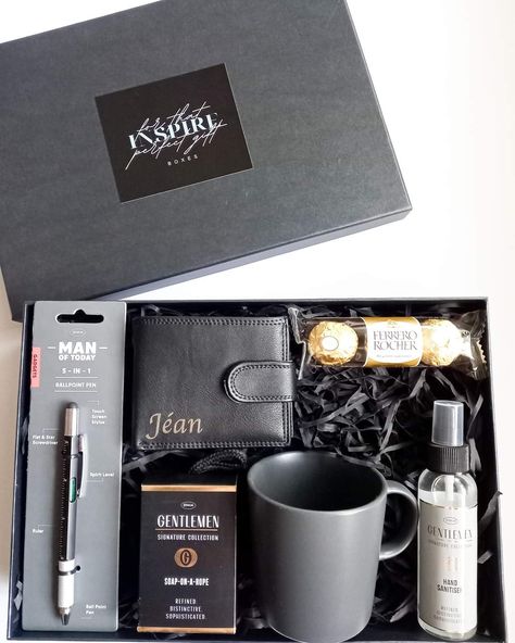 COMPETITION TIME!! Gifts that Inspire 𝙎𝙝𝙖𝙧𝙞𝙣𝙜 𝙞𝙨 𝙘𝙖𝙧𝙞𝙣𝙜 𝙘𝙤𝙢𝙥𝙚𝙩𝙞𝙩𝙞𝙤𝙣🙌 We are giving away this 'Man of Today' Gift box, just in time for Father's Day!!😍 All you have to do: 💥Like and share this post 💥Tag 3 friends 💥Follow us on Facebook 💥Extra entry: Follow us on Instagram Winner will be announced on 13 June 2021 𝐖𝐡𝐚𝐭 𝐢𝐬 𝐢𝐧 𝐭𝐡𝐞 𝐛𝐨𝐱!!🤩 ☑5 in 1 Balpoint pen ☑Personalised clip wallet ☑Soap on a rope ☑Coffee mug ☑Hand sanitiser ☑Ferrero Rocher Mens Day, September Gift, Soap On A Rope, Competition Time, Sharing Is Caring, Men's Day, 3 Friends, Ferrero Rocher, Clip Wallet