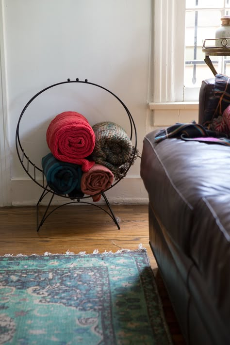 Clever blanket storage in an old log carrier. Apartment Decorating For Couples, Couples Apartment, Small Apartment Organization, Living Room Blanket, Apartment Storage, Trendy Apartment, First Apartment Decorating, Apartment Decorating Ideas, Apartment Decoration