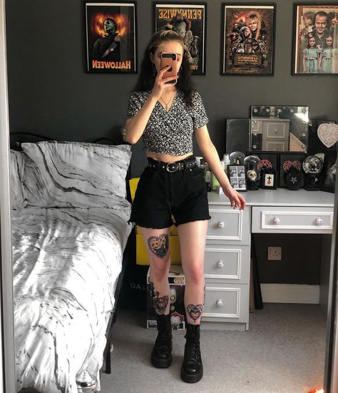 Black Shorts Goth Outfit, Goth Outfits With Shorts, Black Shorts Outfit Aesthetic, Summer Goth Outfits, Black Shorts Outfit, Rocker Outfit, Fiesta Outfit, Pastel Goth Fashion, Rock Outfits