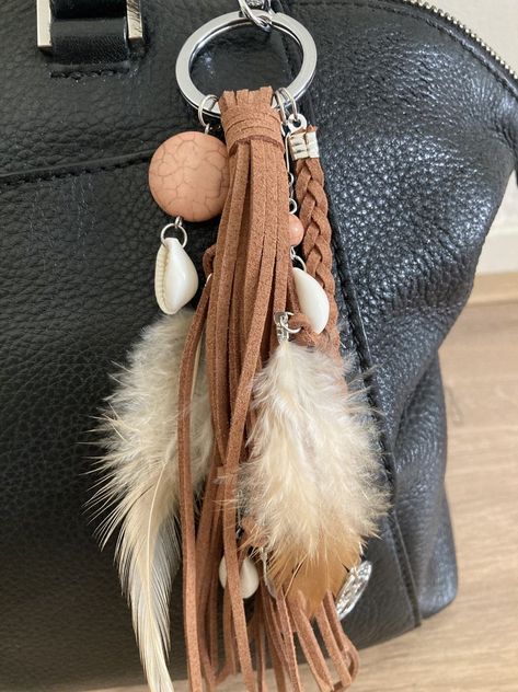 Leuke hanger voor aan je tas of sleutels! Op zoek naar een origineel cadeautje? Dan is deze hanger de juiste keus. De hanger is verkrijgbaar in meerdere kleuren, namelijk:   Zwart Roze Beige Grijs Felroze Cognac Ibiza, Leather, Tassen Hanger, Hangers, Cognac, Wool, Fabric