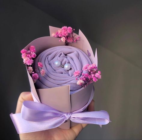 Hijab Hamper, Hijab Bouquet, Diy Gift Bags Paper, Paper Bouquet Diy, Wedding Gift Pack, Diy Projects Gifts, Bridal Gift Wrapping Ideas, Creative Gift Wraps, Gift Bags Diy