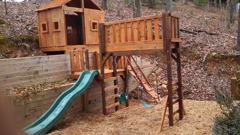 hillside play fort with slide Hillside Playhouse, Fort With Slide, Hillside Playground, Deck Playground, Outdoor Forts, Kids Outdoor Playground, Kid Friendly Backyard, Backyard Fort, Toddler Gym