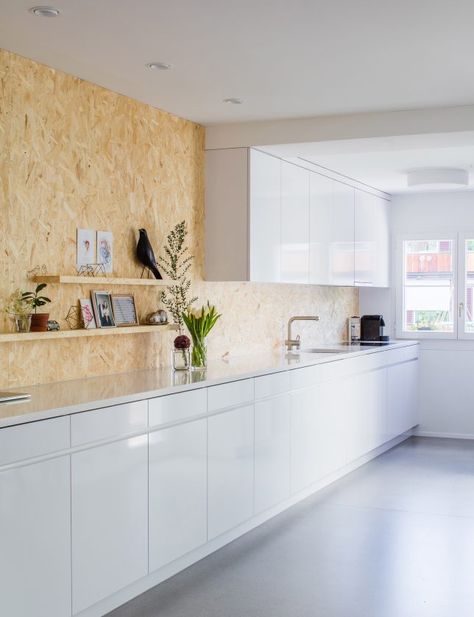 Rafael Schmid updates his Zurich home with textured chipboard and smooth anhydrite surfaces Chipboard Interior, Osb Design, Osb Furniture, 1920s House, Kitchen Showroom, Kitchen Upgrades, White Modern Kitchen, Scandinavian Kitchen, Furniture Renovation