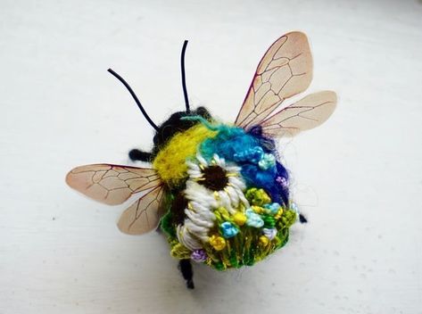 Needle Felted Flower, Tovad Ull, Felt Embroidery, Needle Felting Projects, Felting Tutorials, Felt Brooch, Needle Felted Animals, Queen Bee, Embroidery Inspiration