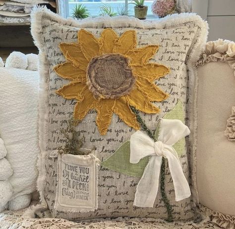 Spring Pillows Ideas, Fall Pillows Diy, Sunflower Crafts, Primitive Pillows, Sunflower Pillow, Applique Pillows, Fall Sewing, Spring Pillows, Pillow Crafts