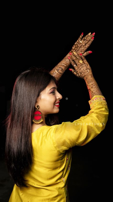 Girl Mehandi Shoot, Mahdi Poses, Mahendi Photography Poses, Bride Mehndi Poses, Mehndi Poses Photography, Mehandi Poses Photography, Mehandi Poses For Bride, Mehndi Photoshoot Brides, Bridal Haldi Photoshoot