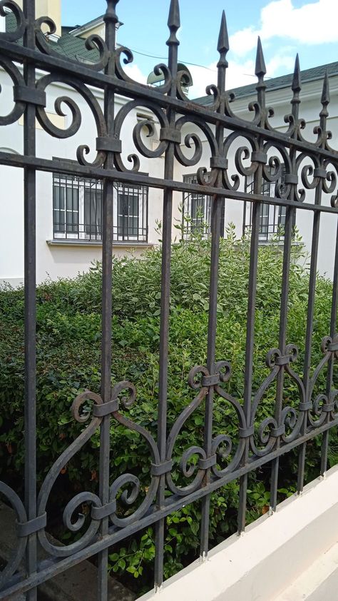 Master of Metal Wrought Iron Front Gate Creation Iron Front Gate, Victorian Fence, Iron Main Gate, Iron Main Gate Design, درابزين السلم, Iron Fence Gate, Metal Fences, Wrought Iron Garden Gates, Cast Iron Fence