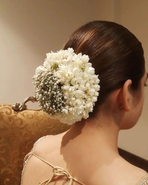 Bride Bun, Long Hair And Short Hair, Bridal Hairstyle Indian Wedding, Hair Style On Saree, 50 Hairstyles, Flower Bun, Wedding Bun Hairstyles, Bridal Bun, Bridal Hairdo