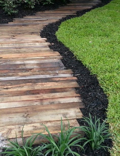 Pallet Pathway Ideas, Shed Inspiration, Pallet Projects Garden, Backyard Walkway, Garden Walkway, Cottage Gardens, Pallet Garden, Have Inspiration, Garden Pathway