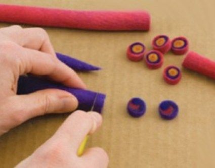 Felted Beads Jewelry, Felt Beads Diy, Felted Jewelry Tutorial, Wet Felted Jewelry, Felted Jewelry Ideas, Felt Jewelry Diy, Wool Jewelry, Felt Jewellery, Wet Felting Tutorial