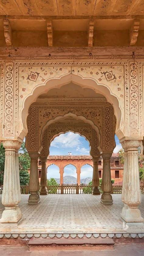 Indian Arches Architecture, Indian Mughal Architecture, Rajasthan Aesthetic Wallpaper, India Background Wallpapers, Mughal Pillars, Jaipur Wedding Aesthetic, Traditional Indian Architecture, Rajasthani Background, Rajasthani Arch