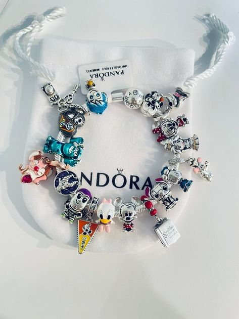 Disney Pandora Bracelet, Charms Disney, Disney Pandora, Pandora Bracelet Charms Ideas, Pandora Charms Disney, Girly Bracelets, Pandora Bracelet Designs, Disney Bracelet, Disney Charms