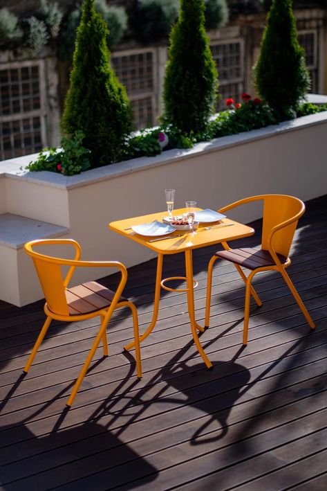 Chair Cafe Design, Cafe Chairs And Tables, Colourful Chairs, Kursi Outdoor, Iron Furniture Design, Balcony Chairs, Metal Outdoor Furniture, Center Tables, Cc Furniture