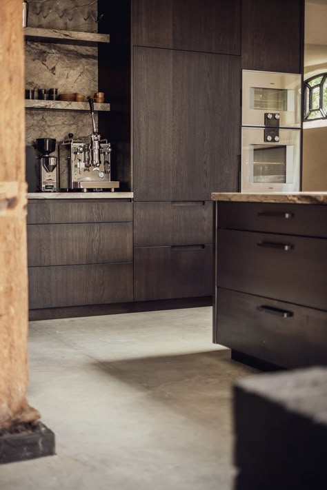 EGINSTILL - Farmhouse kitchen with Blue Steel Island and Marble Silver Roots top Amsterdam Kitchen, Dark Wood Kitchens, Walnut Kitchen, Casa Country, Stained Oak, Modern Farmhouse Kitchens, Apartment Kitchen, Blue Steel, Wood Kitchen