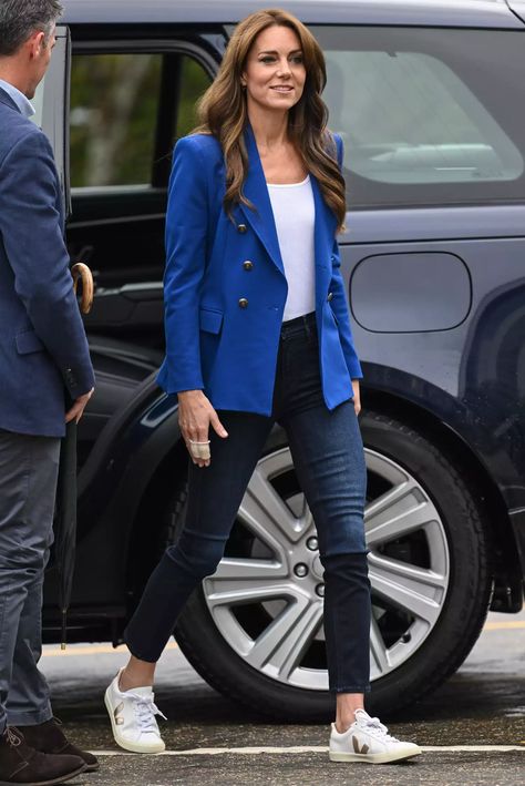 Catherine Middleton Style, Middleton Style Casual, Netball Drills, Stl Blues, Kate Middleton Style Outfits, Blazer And Jeans, Veja Esplar, Looks Kate Middleton, Sports Centre