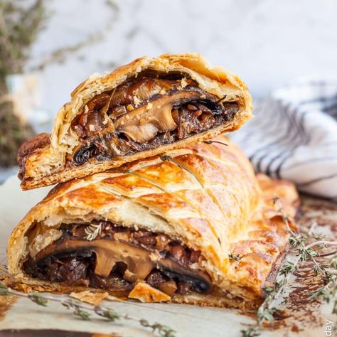 Juicy mushrooms take center stage in this vegan wellington. My vegan mushroom wellington is a fun spin on the classic beef wellington. Vegan Mushroom Wellington, Thanksgiving Entree, Vegan Wellington, Healthy Vegan Dessert, Mushroom Wellington, Wellington Recipe, Vegan Mushroom, Vegan Thanksgiving Recipes, Vegan Holidays