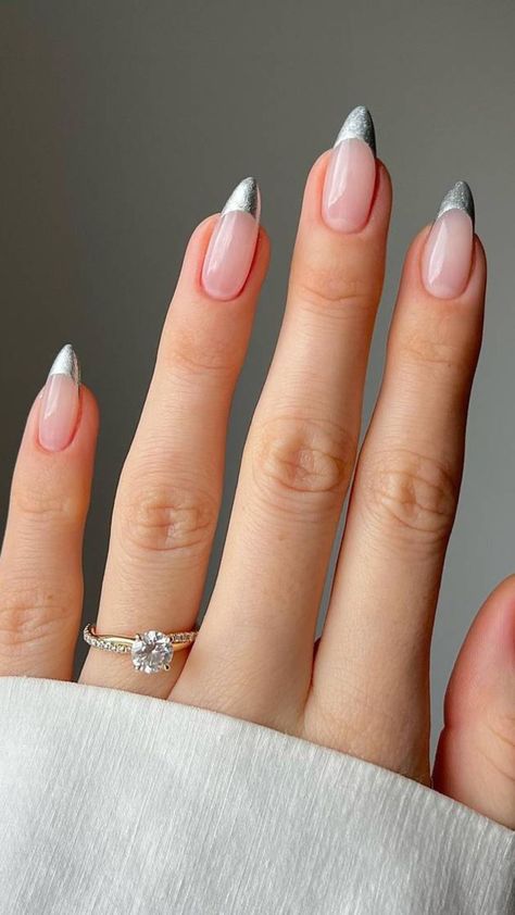 When it comes to nail trends, the metallic nail polish trend is dominating this winter. Here, we've got all the best ways to wear it. Metallic Nail Colors, Sophisticated Nails, Natural Nails Manicure, Dry Nails Fast, Popular Nail Colors, Silver Nail Designs, Look Rich, Minimal Nails Art, Metallic Nail