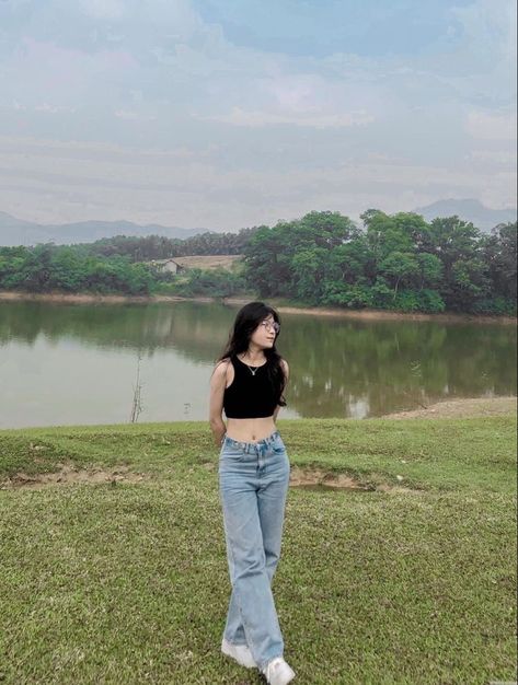 Picnic Outfit With Jeans, Jeans Poses, Nature Poses, Cute Modeling Poses, Aesthetic Camera, Group Photo Poses, Lego Wallpaper, Nature Trip, Easy Photography Ideas