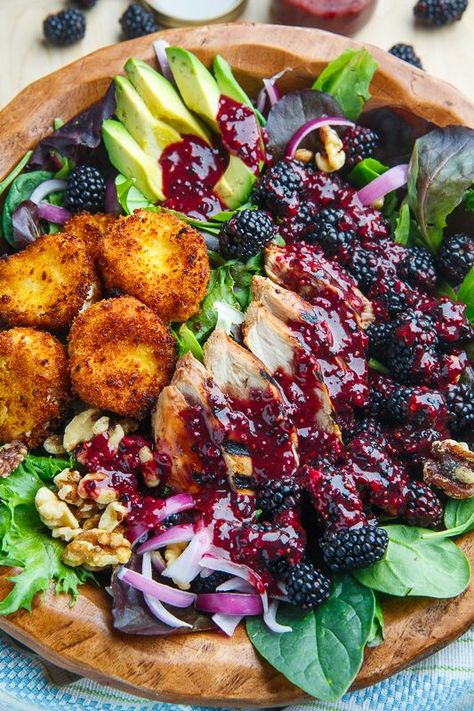 Blackberry Balsamic Grilled Chicken Salad with Crispy Fried Goat Cheese Blackberry Balsamic, Salad Taco, Salad Macaroni, Fried Goat Cheese, Resep Salad, Goat Cheese Recipes, Berry Salad, Grilled Chicken Salad, Think Food